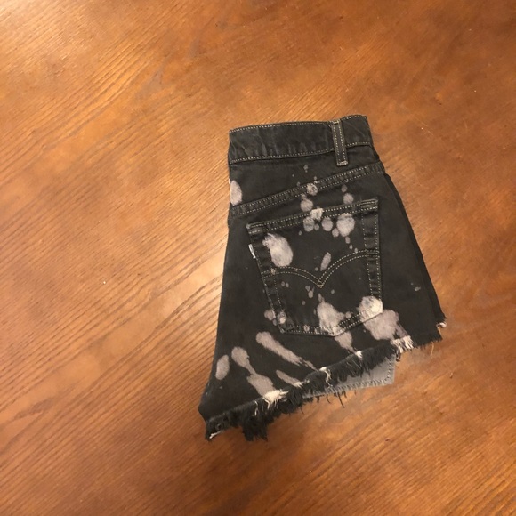 High Rise Levi’s Black Denim Shorts - Picture 2 of 3